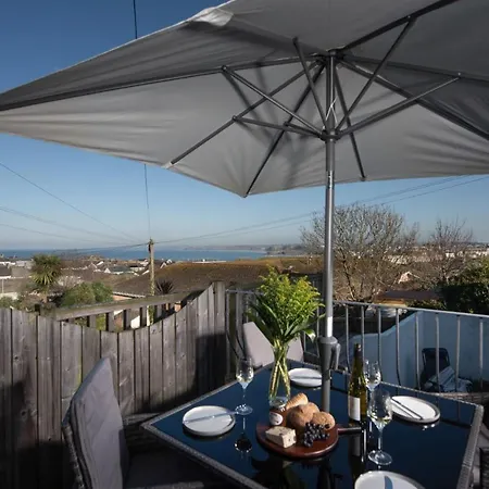 Sea Boots, Sleeps 6 Holiday home *