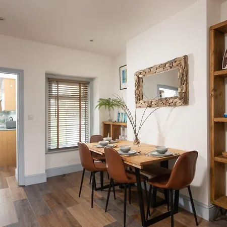 Sea Boots, Sleeps 6